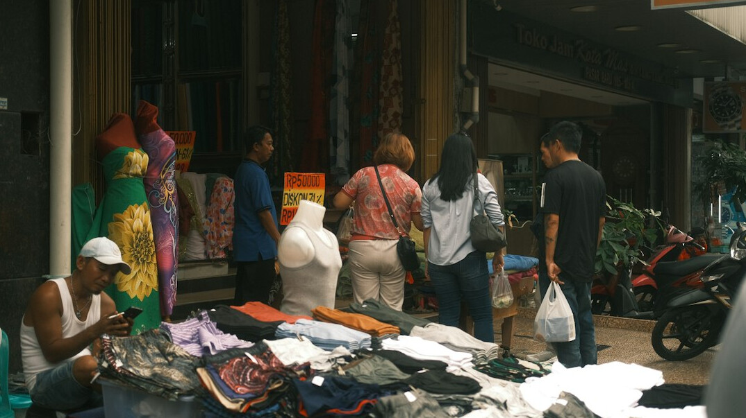 retail theft caught in action